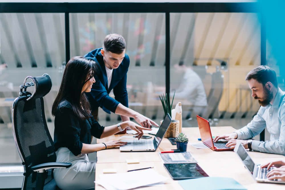 Menschen lernen gemeinsam online