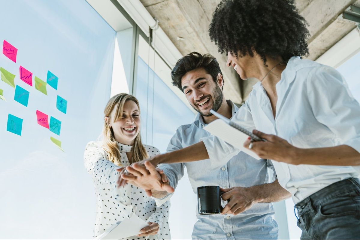 Menschen lernen gemeinsam im FunGrowth Hub